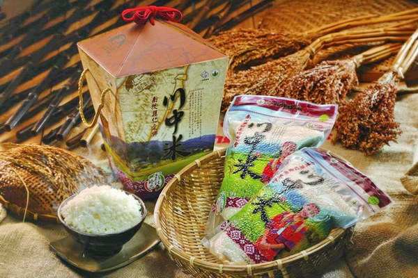 仁愛鄉川中米以賽德克族傳統米倉造型包裝，象徵豐收和樂（圖片來源：仁愛鄉農會）